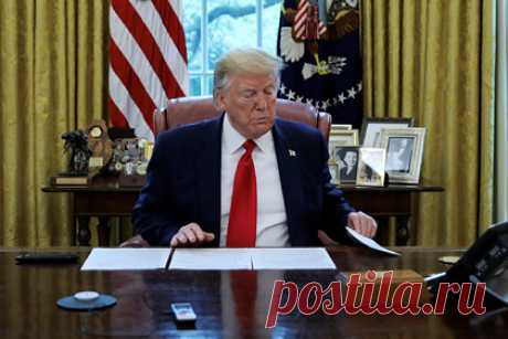 Трампа уличили в смывании документов в унитаз Белого дома. Бывший президент США Дональд Трамп периодически лично смывал некоторые документы в унитаз Белого дома. В этом его уличила журналистка New York Times Мэгги Хаберман в своей книге Confidence Man, передает портал Axios. Сотрудники Белого дома несколько раз находили в унитазе скомканные документы.