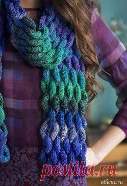Красивый объемный «плетеный» шарф
Этот красивый шарф из меланжевой пряжи, вязаный спицами витым, как бы плетеным узором, станет украшением вашего осенне-зимнего гардероба и источником положительных эмоций.
Размер: 177,5 х 15 см
Для вязания шарфа вам потребуется: 3 мотка пряжи Noro Silk Garden Sock (40% lambswool, 25% silk, 25% nylon, 10% mohair; 300 м/100 г); спицы 4 мм.
Описание вязания шарфа:
Плотность вязания: 33 петли и 16 рядов = 10 см витым узором.
Витой объемный узор (число петель кра