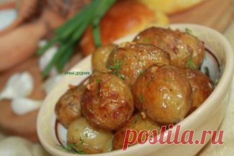 25 рецептов из картофеля:
 1. Картошечка, которую сложно не попробовать
2. Фаршированные драники 
3. Пампушки из картофеля
4. Картофельная запеканка с сыром
5. Картофельные котлеты с грибной подливкой
6. Картофельная пицца на ужин
7. Немецкий картофельный салат
8. Картофельные палочки с сыром
9. Невероятно вкусный картофель, запеченный в мундире 
10. Картошечка «Скоростная»
11. Картофель на гарнир
12. Салат &quot;Итальянцы в России&quot;
13. Картофель «Буланжер»
14. Деруны