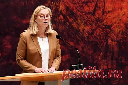 Глава МИД Нидерландов подала в отставку из-за кризиса в Афганистане. Министр иностранных дел Нидерландов Сигрид Кааг подала в отставку из-за неудачного урегулирования кризиса в Афганистане. По информации издания, голландские депутаты объявили дипломату вотум недоверия и заявили, что правительство слишком медленно среагировало на обострение ситуации в Кабуле.