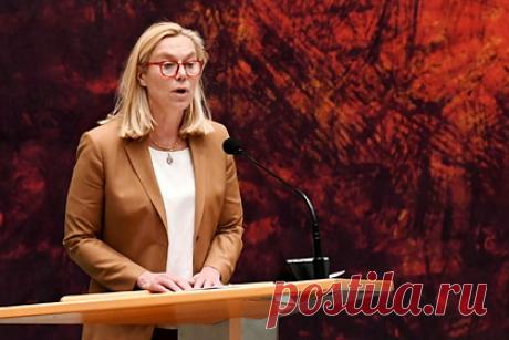 Глава МИД Нидерландов подала в отставку из-за кризиса в Афганистане. Министр иностранных дел Нидерландов Сигрид Кааг подала в отставку из-за неудачного урегулирования кризиса в Афганистане. По информации издания, голландские депутаты объявили дипломату вотум недоверия и заявили, что правительство слишком медленно среагировало на обострение ситуации в Кабуле.