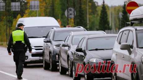 Финляндия разрешила въезжать автобусам и машинам с дипномерами из России. Дипломаты, граждане Евросоюза, их родственники, а также просители убежища могут въехать в Финляндию на личном автомобиле с российскими номерами. Читать далее