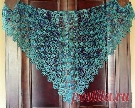 Шаль крючком «Южная бухта»

Легкая в исполнении шаль вяжется моментально, буквально за несколько вечеров. Простой классический узор из рогаток и ракушек великолепно смотрится в пряже с меланжевой окраской.
Размер:
117 см. в ширину; 53,3 см. в длину.
Плотность вязания:
10 пет. х 6 р. = 10 см.
Понадобятся:
Крючок № 5,5
50 г. тонкой пряжи (около 422 м. в 50 г.)
Описание.
Шаль вяжется от центра сверху вниз.

в.п. — воздушная петля
СБН — столбик без накида
СН — столбик с накидо...