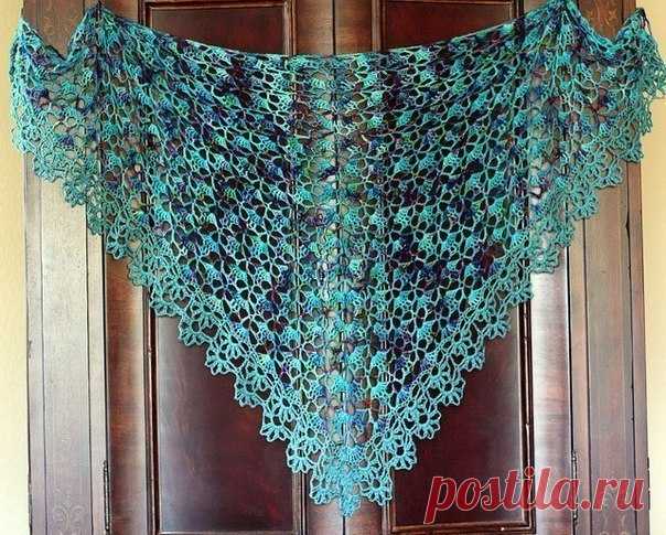 Шаль крючком «Южная бухта»

Легкая в исполнении шаль вяжется моментально, буквально за несколько вечеров. Простой классический узор из рогаток и ракушек великолепно смотрится в пряже с меланжевой окраской.
Размер:
117 см. в ширину; 53,3 см. в длину.
Плотность вязания:
10 пет. х 6 р. = 10 см.
Понадобятся:
Крючок № 5,5
50 г. тонкой пряжи (около 422 м. в 50 г.)
Описание.
Шаль вяжется от центра сверху вниз.

в.п. — воздушная петля
СБН — столбик без накида
СН — столбик с накидо...