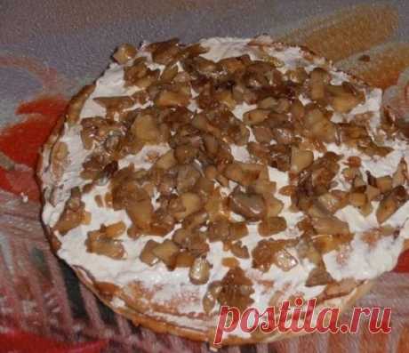КУРНИК ИЗ БЛИНОВ С КУРИЦЕЙ И ГРИБАМИ

Ингредиенты для блинчиков: 
- 2 куриных яйца 
- 1 стакан муки 
- 500 мл молока 
- 1 ч. л. сахарного песка 
- 1 ст. л. масла растительного 
- 5 гр. разрыхлителя 
- соль 

Ингредиенты для начинки и крема: 
- 2 - 3 шт. яйца 
- 300 гр. куриного мяса 
- 300 гр. грибов 
- 250 гр. творога 
- 100 мл сметаны 
- 2 луковицы 
- масло растительное 
- свежий укроп 
- соль 
- перчик черный молотый 

Приготовление: 
Поставим вариться мясо курицы и яйц...