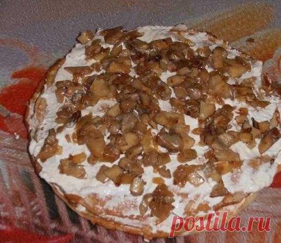 КУРНИК ИЗ БЛИНОВ С КУРИЦЕЙ И ГРИБАМИ

Ингредиенты для блинчиков: 
- 2 куриных яйца 
- 1 стакан муки 
- 500 мл молока 
- 1 ч. л. сахарного песка 
- 1 ст. л. масла растительного 
- 5 гр. разрыхлителя 
- соль 

Ингредиенты для начинки и крема: 
- 2 - 3 шт. яйца 
- 300 гр. куриного мяса 
- 300 гр. грибов 
- 250 гр. творога 
- 100 мл сметаны 
- 2 луковицы 
- масло растительное 
- свежий укроп 
- соль 
- перчик черный молотый 

Приготовление: 
Поставим вариться мясо курицы и яйц...