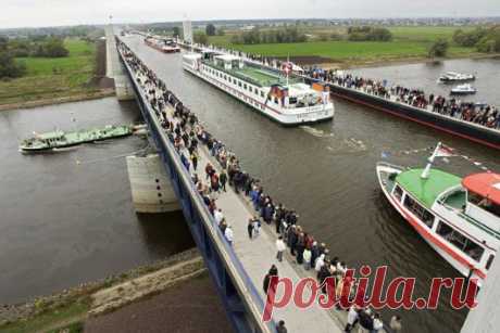 Bridges aren't only for land-dwellers. Ships in Germany use the giant Magdeburg Water Bridge to get between the Elbe-Havel and the Mittelland canal. The kilometer-long bridge bridge, which opened in 2003, took six years to build, and wound up costing 500 million euros