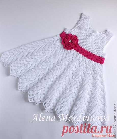 Белое платье с розой.
Автор платья Алена Мордвинова.