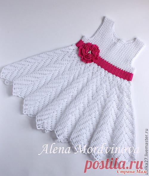 Белое платье с розой.
Автор платья Алена Мордвинова. 
