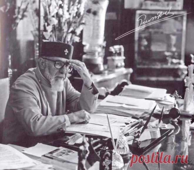 Կաղնի է հայոց ազգը:
Կաղնի է հայոց ազգը,դարաւոր կաղնի:Ու անոնք որոնք աղգին պատկանելու իրաւ, գիտակից զգայարանքը ունին , դէպի ապագան նայիլ գիտեն , չեն կրնար կտրուիլ կաղնիի բունէն ու արմատներէն, որովհետեւ կ՛աղքատանան եւ կը տկարանան առանց մեր հայրերու ստեղցագործութեան հարուստ ենթահողին եւ անկէ ծնող աւիշին:
Եղի՛ր ու մնացի՛ր ուխտի ժողովուրդ: Ուխտ կը նշանակէ հաւատարմութիւն հանդէպ Աստուծոյ եւ հանդէպ ազգիդ: Ուխտ ընել գիտցող եւ ուխտը կատարել կրցող ժողովուրդը չի մեռնիր: