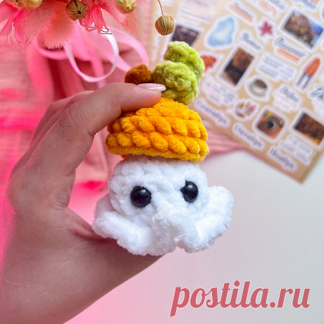 PDF Тыквенное привидение крючком. FREE crochet pattern; Аmigurumi toy patterns. Амигуруми схемы и описания на русском. Вязаные игрушки и поделки своими руками #amimore - маленькое привидение из плюшевой пряжи, плюшевый брелок в виде призрака с шапочкой в виде тыквы, хэллоуин.