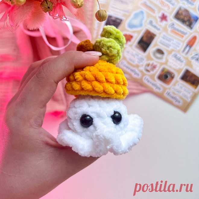 PDF Тыквенное привидение крючком. FREE crochet pattern; Аmigurumi toy patterns. Амигуруми схемы и описания на русском. Вязаные игрушки и поделки своими руками #amimore - маленькое привидение из плюшевой пряжи, плюшевый брелок в виде призрака с шапочкой в виде тыквы, хэллоуин.
