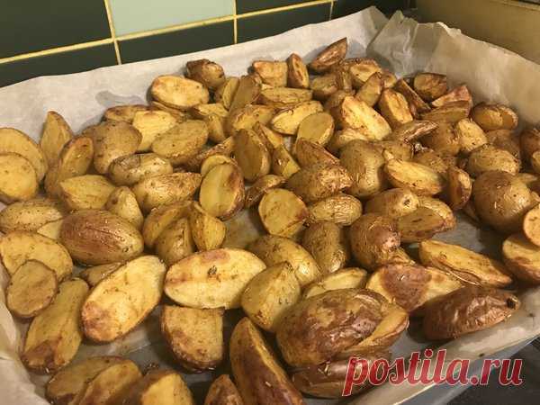 Вроде и картошка, а вкусно  




Други, делюсь с вами супер-рецептом – картофель с паприкой.
 
Берем картофель, лучше бэйби – это такой маленький. Но можно и большие клубни.

 


 


Если встретите на клубнях зеленый цвет, срез…