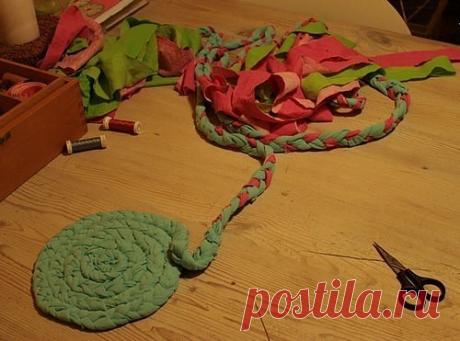 Вот казалось бы довольно старая методика изготовления( у моей бабушки такие были коврики), а как замечательно смотрятся даже в современном интерьере