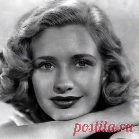 Присцилла Лэйн, 12 июня, 1915
 • 4 апреля 1995