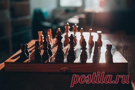 Россияне закончили партию в шахматы двойным убийством. В Красноярском крае 30-летний россиянин получил 16 лет строгого режима за двойное убийство. 12 сентября 2021 года двое 34-летних мужчин находились в гостях у знакомых на улице Волжская. Они вышли в подъезд и решили сыграть партию в шахматы. Осужденный и его сожительница присоединились к любителям интеллектуальных игр.