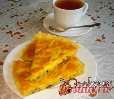 Луковый пирог с яично-сметанной заливкой У данного пирога можно по своему вкусу менять начинку, всегда получается очень вкусный и нежный. В данном случае начинкой выступает лучок. Предложенное тесто для основы пирога, можно смело заморозить, свои вкусовые качества оно не утратит. Вода холодная — 1 стак.; Маргарин — 150 г; Яйца — 4 шт; Соль ; Мука — 1,5-2 стак.; Репчатый лук — 5-6 шт; Сметана — 5-7 ст.л.; Черный молотый перец ;