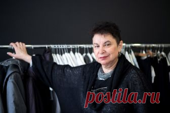 «Первым делом я пришла в центр занятости в Санкт-Петербурге и получила у них социальную субсидию около 300 тыс. руб. На нее мы с дочерью закупили швейные машины. Еще $150 тыс. мы собрали вместе с родственниками, которые стали партнерами. Эти деньги пошли на закупку материалов на текстильной выставке Milano Unica и участие в международной выставке одежды Who’s Next в Париже.

Подробнее на РБК:
https://www.rbc.ru/photoreport/11/07/2018/5b4358919a794799fe7a702c«Сама себе созд...