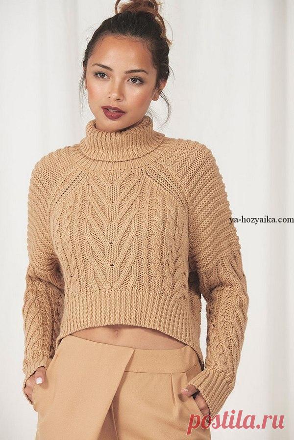 Песочный пуловер с косами с асимметричным низом. Свитер с удлиненной спинкой спицами
