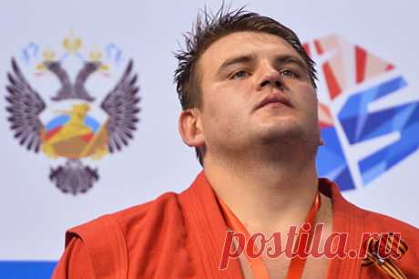 Российский боец MMA вышел на бой под чужим флагом из-за ошибки организаторов. Российский боец ММА Кирилл Сидельников по ошибке организаторов вышел на бой турнира Bellator 269 под чужим флагом. н появился на публике под стягом Ирландии. При этом его соперник шотландец Рэб Трусдэйл вышел под флагом Франции. Позднее Сидельников заявил, что считает инцидент «обидным и прискорбным».