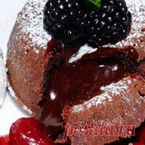 Шоколадный фондан с вишней