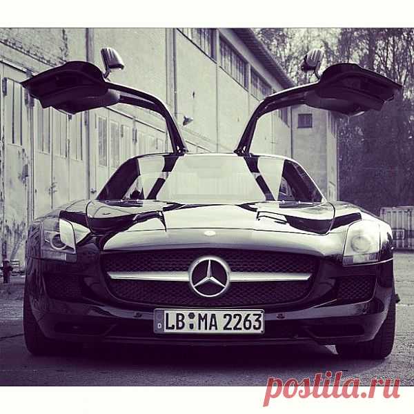 Mercedes-Benz SLS AMG - мировая премьера состоялась в 2009 году на франкфуртском автосалоне. Автомобиль появился в продаже в 2010 году по цене ~€175 000. Спорткар оснащён 6,2 л двигателем V8 M159, развивающим мощность 571 л.с. при 6800 об/мин и крутящий момент 650 Н·м при 4750 об/мин. Двигатель агрегатируется с семиступенчатой коробкой передач с двумя сцеплениями фирмы Getrag. Как и у предка — 300SL — у SLS установлены двери типа «крыло Чайки».