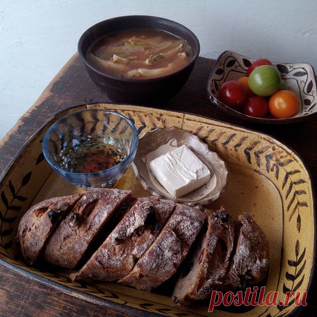 今日のお昼は近所のヴェリテさんのパンと、ネギとエリンギのトマトスープ。

近くでハード系のパンが買えるのはありがたい。

3色のトマトはおしゃれっぽく見えるけど、赤だけのトマトよりも安いのは、オレンジと緑のが安いからかな？

#つぐみうちごはん #トマトスープ #角鉢