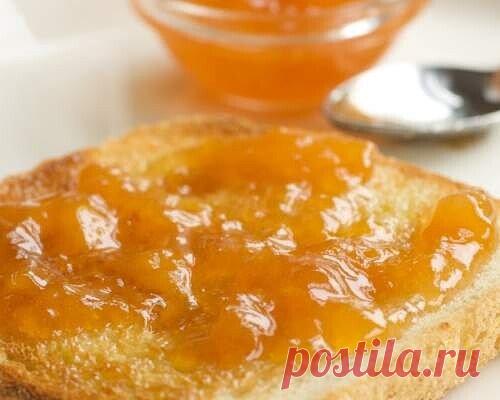 Варенье из дыни и банана
 На 1.6 кг дынной мякоти возьмите:
1 кг хорошо спелых бананов;
4 лимона;
1.6 кг сахара;
немного водки или коньяка.
Приготовление:
Сложите кусочки дыни в кастрюльку и засыпьте их песком. Прикройте салфеткой и оставьте на ночь. Утром добавьте сок одного лимона, перемешайте и проварите на медленном огне около получаса. Оставшиеся лимоны, хорошо помытые и обсушенные, нарежьте тонкими дольками вместе с коркой. Бананы почистите от кожуры и нарубайте шайбами. Добавьте оба