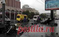 «Порше-911» разорвало пополам в ДТП в центре Москвы - Первый по срочным новостям — LIFE | NEWS