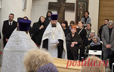 В Париже простились с Эриком Булатовым. Тело художника поместили в гроб со стеклянным окошком