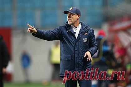 Тренер ЦСКА нецензурно оскорбил наставника «Спартака» во время дерби. Главный тренер ЦСКА Владимир Федотов оскорбил наставника «Спартака» Гильермо Абаскаля в перерыве московского дерби в рамках 13-го тура РПЛ. «Что ты там рассказываешь? Что ты там машешь своими руками? Езжай домой, клоун», — крикнул специалист испанцу. Каждое предложение он сопровождал нецензурной бранью.