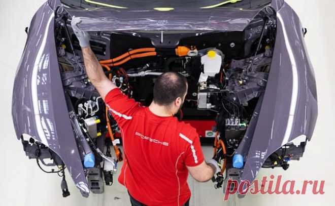 10-2-25--ЭЛЕКТРОМОБИЛИ--Станция конечная: «Электрички» Porsche отменяются, Volkswagen уже угроблен -Бензиновые и дизельные ДВС берут реванш — нефтяники против авто на батарейках