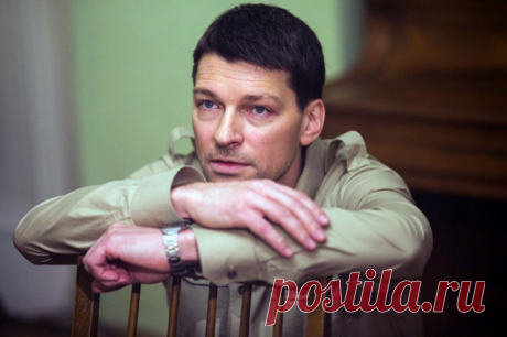 Актер Даниил Страхов: «Недавнее прошлое — это наш потерянный рай». Актер Даниил Страхов рассказал aif.ru о сериале «Зло» по роману писателя-детективщика Эдуарда Хруцкого, о своем герое, журналисте-одиночке, а также о ностальгии по советскому времени и об отношении к актерской профессии.
