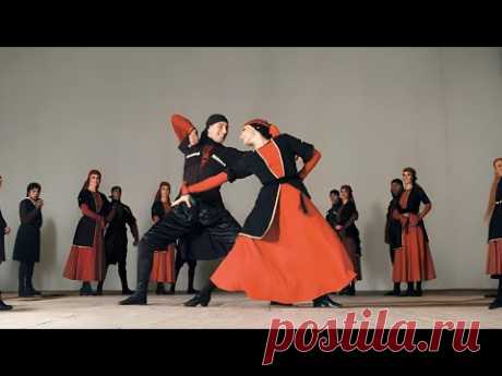 Здесь история в крови (Роман Синицын)
