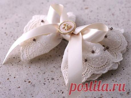 Бант из кружева и ленты