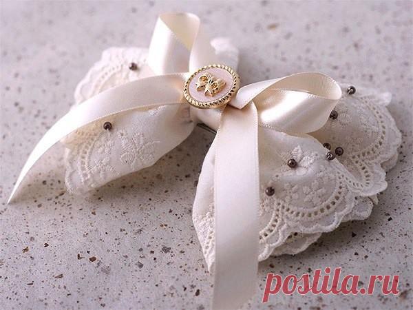Бант из кружева и ленты
