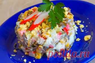 Салат с морской капустой и крабовыми палочками А хотите рецепт салата на скорую руку? Да запросто! Если вы любите маринованную морскую капусту, значит этот легкий и вкусный салат вам точно понравится.