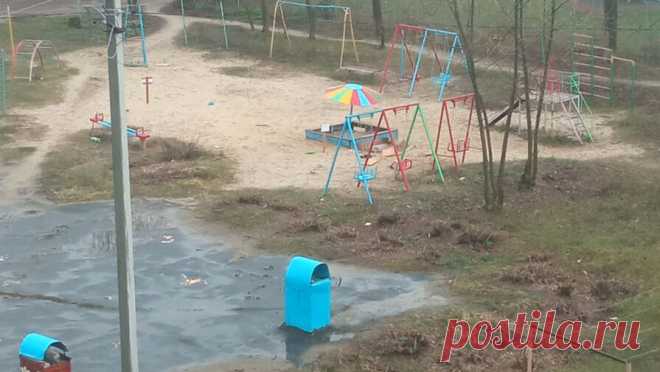 В Нижегородской области перекрасили желто-синюю детскую площадку после шуточного доноса. В Нижегородской области житель написал шуточный донос на желто-синюю детскую площадку, ее перекрасили менее чем за сутки. Об этом пишет Telegram-канал "Сорокин хвост". Накануне в сообществе появился пост, в котором житель ...