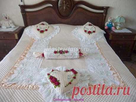Вышивка лентами подушки-конфетки. Мастер-класс с фото