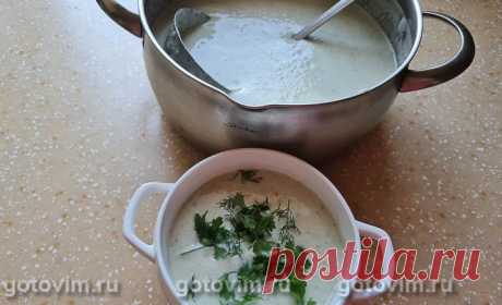 Холодный суп из йогурта с огурцами и авокадо. Рецепт с фото Мы не даем точную раскладку по продуктам, т.к. этот суп готовят строго по своему вкусу. Кому-то хочется, чтобы он был поострее, тогда добавляйте больше горчицы и чеснока. Кто-то предпочитает более кремовую текстуру, и кладет в холодный суп больше мякоти авокадо. Общее для всех вариантов одно - йогуртовый суп обязательно хорошо охлаждают, и только после этого подают к столу.