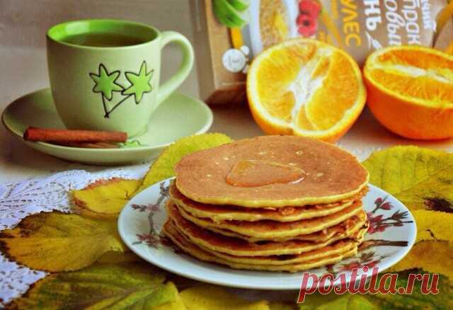 Овсяные блинчики с апельсиновой ноткой 
 
Ингредиенты: 
 
Геркулес - 200 грамм
Яйца куриные — 2 шт. 
Молоко — 250 мл 
Апельсин — 1 шт. 
Корица 
Растительное масло 
Коричневый сахар — 5 ст. л. 
Разрыхлитель — 1 ч. л. 
 
Приготовление: 
 
1. Геркулес перемолоть в кофемолке или блендере. 
2. Молоко подогреть и залить молотый геркулес, оставить на 30 минут. 
3. Добавить два яйца, корицу, разрыхлитель и перемешать. 
4. Выжать сок из апельсина, цедру натереть на мелкой терке. До...
