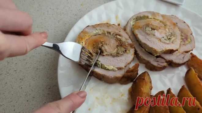 Это мясо гостями в первую очередь мега съедается за праздничным столом!С Наступающим Новым годом!!!

Эта идея рулета из свиной корейки для банкетного стола очень понравилась нашим гостям. А начинка из грибов и сливочного сыра получила множество комплиментов. Эффектное теплое мясное блюдо для теплых семейных вечеров или для новогоднего стола. Готовьте с любовью! Готовьте с удовольствием!

Ингредиенты и подготовка:
1-1,2 кг свиной корейки
Соль, и черный молотый перец по вкус...