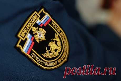 Сотрудник МЧС отстреливался от полицейской погони и попался на экстремизме. В Тюмени сотрудник МЧС попытался скрыться от полицейских, опасаясь, что ему подбросят наркотики. Патруль ГИБДД заприметил гуляющего в частном секторе мужчину, который, увидев полицейских, бросился бежать. Во время погони он отстреливался от них сигнальным пистолетом и ранил одного из силовиков в руку.