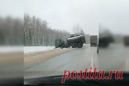 Военная колонна попала в ДТП на российской трассе. Военная колонна попала в ДТП на дороге во Владимирской области. Сообщается, что авария с участием военных бензовозов произошла днем 9 февраля в Кольчугинском районе. На данным момент в региональном управлении МВД России не прокомментировали информацию о ДТП с участием военных автомобилей.
