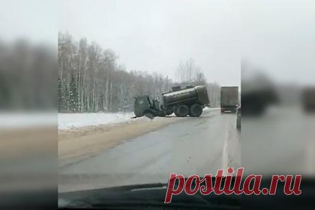 Военная колонна попала в ДТП на российской трассе. Военная колонна попала в ДТП на дороге во Владимирской области. Сообщается, что авария с участием военных бензовозов произошла днем 9 февраля в Кольчугинском районе. На данным момент в региональном управлении МВД России не прокомментировали информацию о ДТП с участием военных автомобилей.