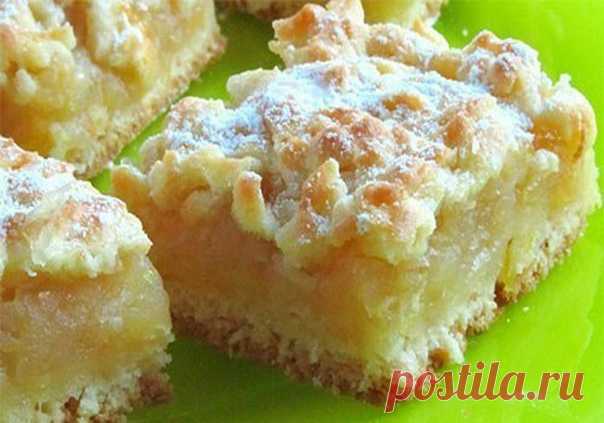 Чудесный домашний пирог с сочной и мягкой начинкой! Эта ароматная сладкая выпечка украсит семейный вечер за чашкой чая.

Состав:
Тесто:
230 гр. сл. масла комнатной тем.
400 гр. муки, 3 ч. л. разрыхлителя
230 гр сметаны
1/2 ст. сахара — (сахар не увеличивала)
крахмала 2 ст. л.

Начинка:
4 средних кисловатыx яблока + 1 или 1,5 лимона + 3/4-1 ст.сахара (зависит от кислоты яблок).

1. Соединить в посудине и хорошо вымешать все компоненты теста. Массу разделить в соотношении 1:...