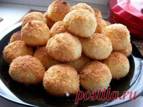 Печенье. Для любителей кокосовой выпечки!!! Очень вкусное печенье! Ни грамма муки!!! Хрустящая корочка и нежное внутри!Ингредиенты:-400 гр кокосовая стружка-4-5 шт яйцо-1.5 ст.сахар (Стакан 200 гр)
Приготовление:1. Все ингредиенты перемешать (яйца взбивать не надо) в таком порядке, яйца сахар стружка 2. Посмотрите что в итоге получилось 3. Теперь сформировать шарики с грецкий орех и уложить на пергаментную бумагу.В предварительно разогретой духовке достаточно 25-30 мин при t180