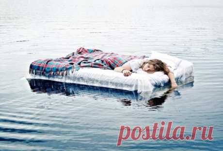 И снова ты одна в холодной кровати,
ты никому не нужна,
слез хватит.