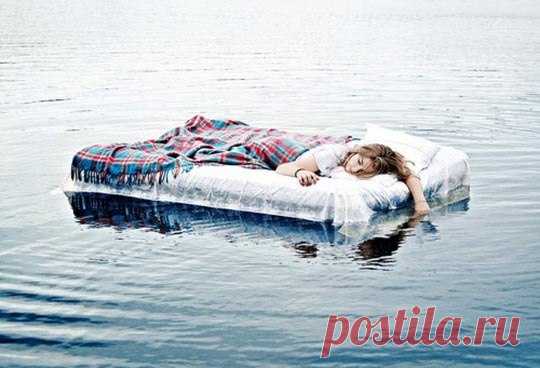 И снова ты одна в холодной кровати,
ты никому не нужна,
слез хватит.