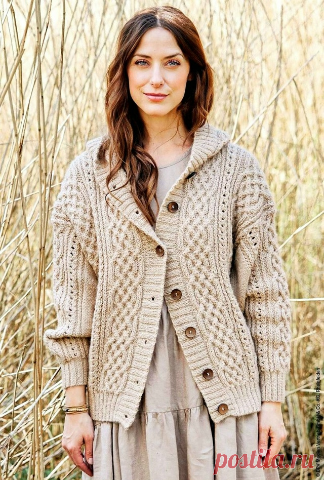 Пост на стене Кремово-бежевый кардиган на пуговицах с аранами и капюшоном ♥Европейские размеры: 40/42 (44/46).  Российские размеры: 46/48 (50/52).  Для вязания нам потребуется 850 (900) г кремово-бежевой (цвет № 106) пряжи FERNER WOLLE 